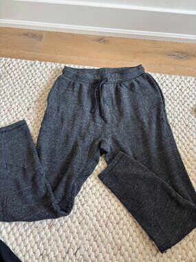Alo Yoga Men's Triumph Sweatpants Joggers - Dark Grey - M